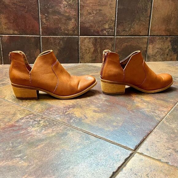 B O C By Born Lucky Brown Ankle Heel Booties 6 1/2 - Picture 4 of 14